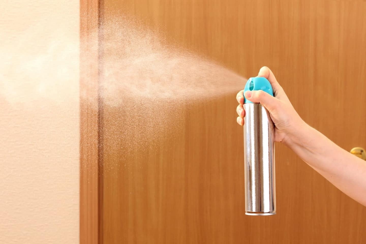 Spraying from aerosol can